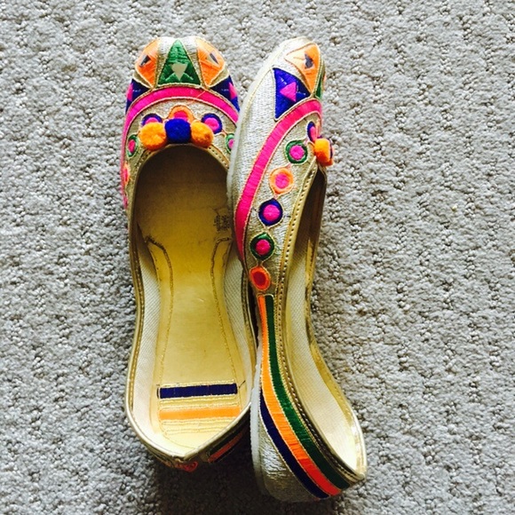 Bright Embroidered Shoes - Picture 5 of 8